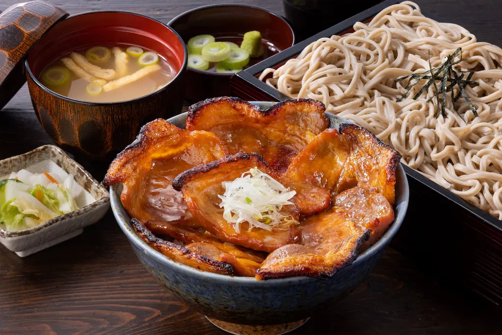 香ばしさと特製甘辛タレが人気「北海道ぶた丼・北海道そばセット」